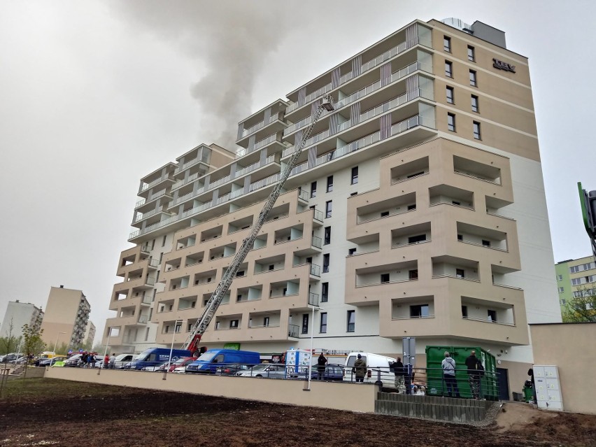 Pożar bloku przy ul. Paganiniego w Lublinie. Trwa akcja gaśnicza (ZDJĘCIA)