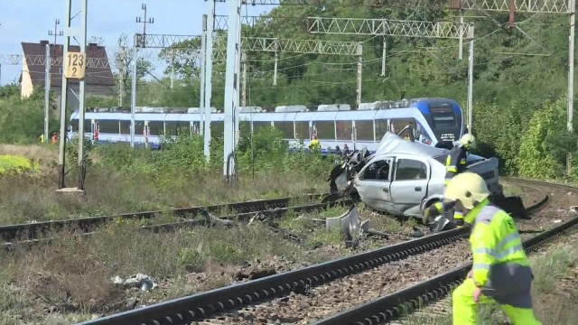 Wypadek w Ociążu pod Ostrowem Wielkopolskim, zderzenie pociągu relacji Warszawa - Wrocław z autem osobowym