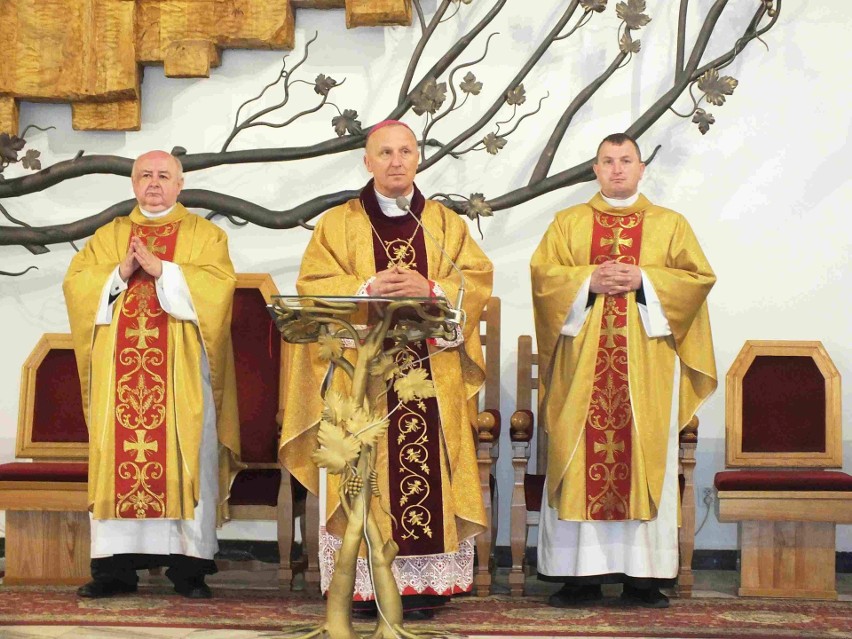 Uroczystościom rocznicowym przewodził ksiądz biskup Marek...