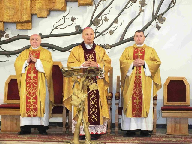 Uroczystościom rocznicowym przewodził ksiądz biskup Marek Solarczyk, ordynariusz diecezji radomskiej