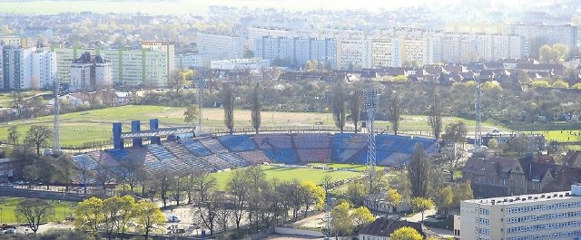 Stadion przy ul. Twardowskiego, z trybuną krytą nazwaną przez złośliwych "papieskim ołtarzem&#8221;, jeszcze długo będzie służył szczecinianom.
