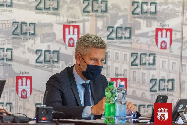 Prezydent Zgierza Przemysław Staniszewski na czwartkowej, zdalnej sesji Rady Miasta wystąpił przed kamerą w maseczce, a potem w Urzędzie Miasta Zgierza sfotografował się z kilkunastoma radnymi i urzędnikami. Wszyscy ramię w ramię i bez maseczek. "Złamano obostrzenia" komentuje radny opozycji.