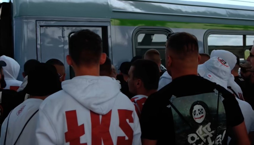 Kibice ŁKS pojechali dopingować swoją ukochaną drużynę ZDJĘCIA! Już dziś może być awans! Zobacz wyjazd kibiców na mecz Arka - ŁKS