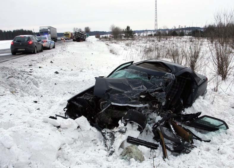 Karwowo: Wypadek. Zderzenie mercedesa z volvo, trzy osoby ranne (zdjęcia)