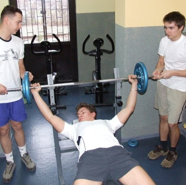 Chłopcy z klasy III f, chętnie korzystają z siłowni.
