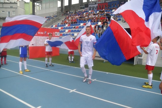 We wtorek na stadionie przy ul. Narutowicza 9 odbyła się impreza pod hasłem "Nowe Rozdanie". Podczas niej przedstawiono nową drużynę trzecioligowej Broni Radom, w nowych strojach. Przedstawiono też nowego sponsora technicznego. Imprezę poprowadził Bożydar Iwanow, znany dziennikarz i komentator sportowy. Firma Zina będzie sponsorem technicznym Broni. Wyposaży w sprzęt nie tylko seniorów, ale również wszystkie grupy młodzieżowe. Rocznik 2007 otrzymał puchar i nagrody za awans do mazowieckiej ekstraligi. Trener Mirosław Peresada otrzymał pamiątkową koszulkę, bo zakończył uroczyście współpracę z Akademią Broni Wkrótce przedstawimy też wszystkich nowych zawodników trzecioligowej drużyny.