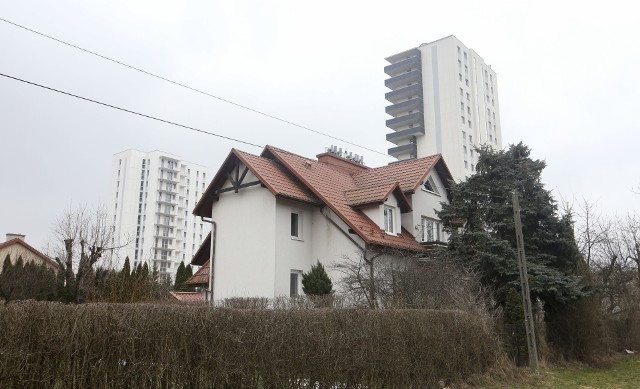 Mieszkańcy Rzeszowa coraz częściej protestują przeciwko niespójnej zabudowie. Nie chcą, aby wieżowce powstawały tuż za ogrodzeniami domów jednorodzinnych jak tu, na osiedlu Pobitno.