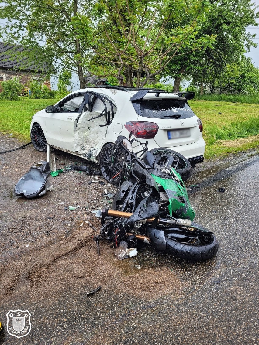 Wypadek we Frydrychowicach. Motocykl Patryka wgniótł lewy...