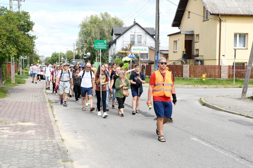 Pielgrzymka na Jasną Górę wyruszyła z Końskich. Zobacz zdjęcia