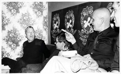 Trzy piąte jury PAKI w roku 1986 - od lewej: Wojciech Młynarski, Maciej Zembaty i Andrzej Drawicz. Pozostałymi dwoma piątymi byli Jacek Fedorowicz i Piotr Skrzynecki, na zdjęciu niewidoczni.Fot. Archiwum PAKI