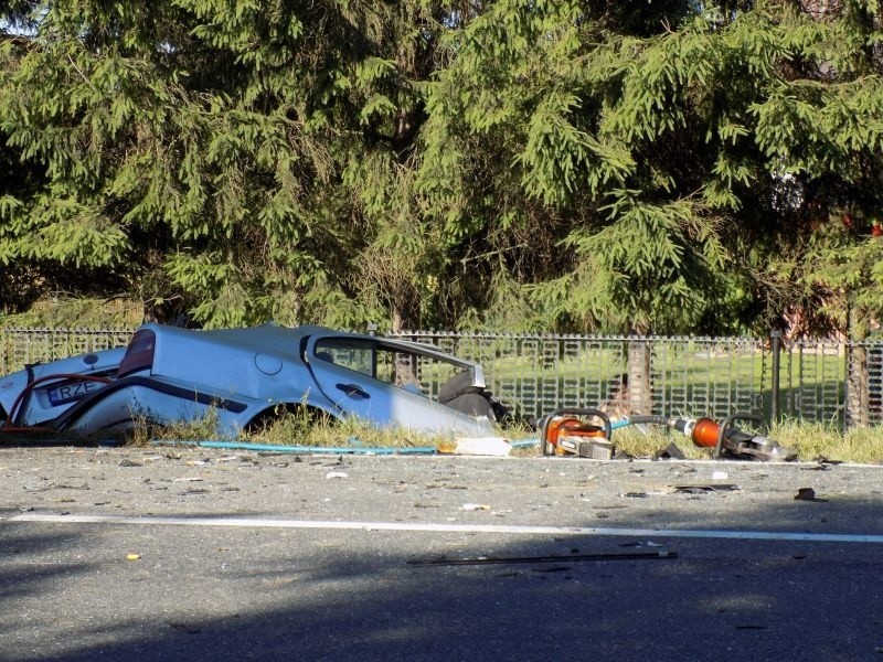 Tragedia pod Jasłem. Zderzenie tira i osobówki, nie żyją trzy osoby [ZDJĘCIA]