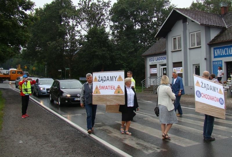 Gmina Oświęcim. Wyszli protestować na ulicę. W Grojcu domagają się świateł i chodników przy drodze 948