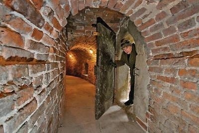Do wąskich korytarzy wchodzi się przez dwa małe otwory drzwiowe po obu stronach szyi Barbakanu Fot. Anna Kaczmarz