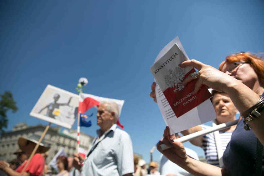 Kraków. Skromna manifestacja KOD na Rynku Głównym [ZDJĘCIA]