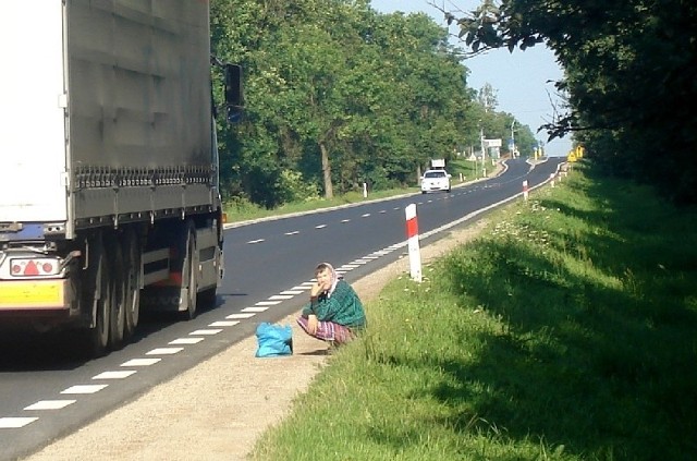 Problem z handlem na poboczu pojawia się zawsze pod koniec maja i trwa przez wakacje. 