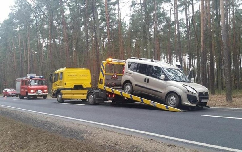 Fiat doblo wjechał do rowu.