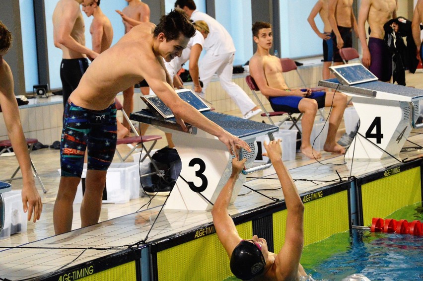 Pływanie. Czternaście medali Unii Oświęcim w mistrzostwach Polski juniorów 15-letnich. Do kraula trzeba dwojga [ZDJĘCIA]