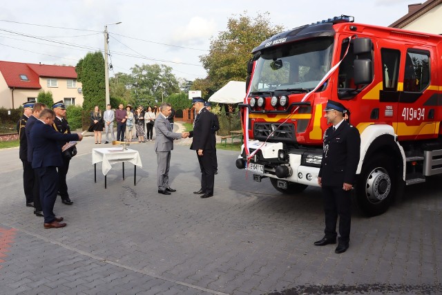 Ochotnicza Straż Pożarna w Brzegach zyskało nowy wóz strażacki marki Renault za ponad 1 milion złotych. Zobacz na kolejnych slajdach przebieg uroczystego przekazania oraz poświęcenia tego pojazdu