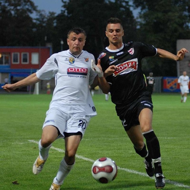 Artur Błażejewski (z lewej) zdobył w tym sezonie dwie bramki dla Odry. Kolejna bardzo przydałaby się w Bielsku-Białej.