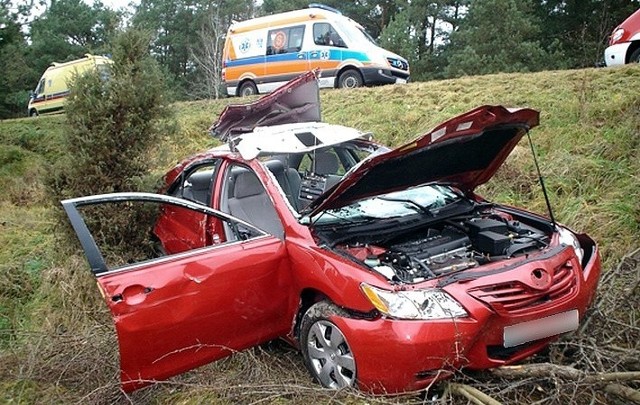 Dwie osoby z toyoty trafiły do szpitala