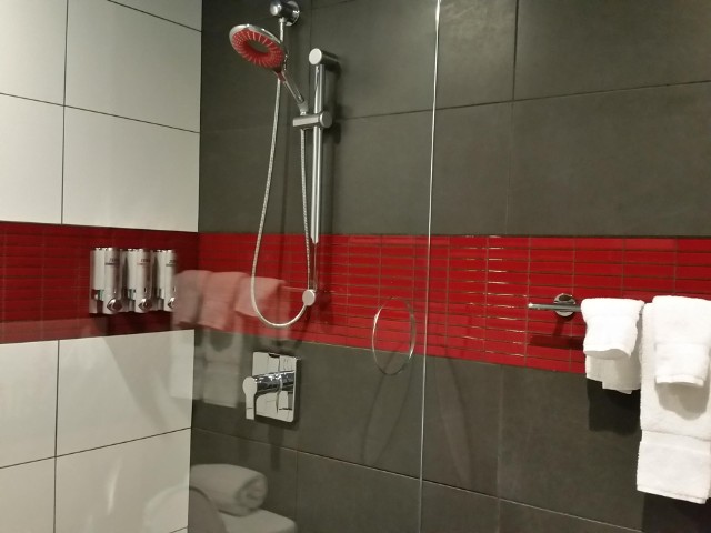 Trudny wybór w łazience - prysznic czy wanna?Wbrew pozorom łatwiej wyczyścić dużą wannę niż szklane drzwiczki kabiny prysznicowej.