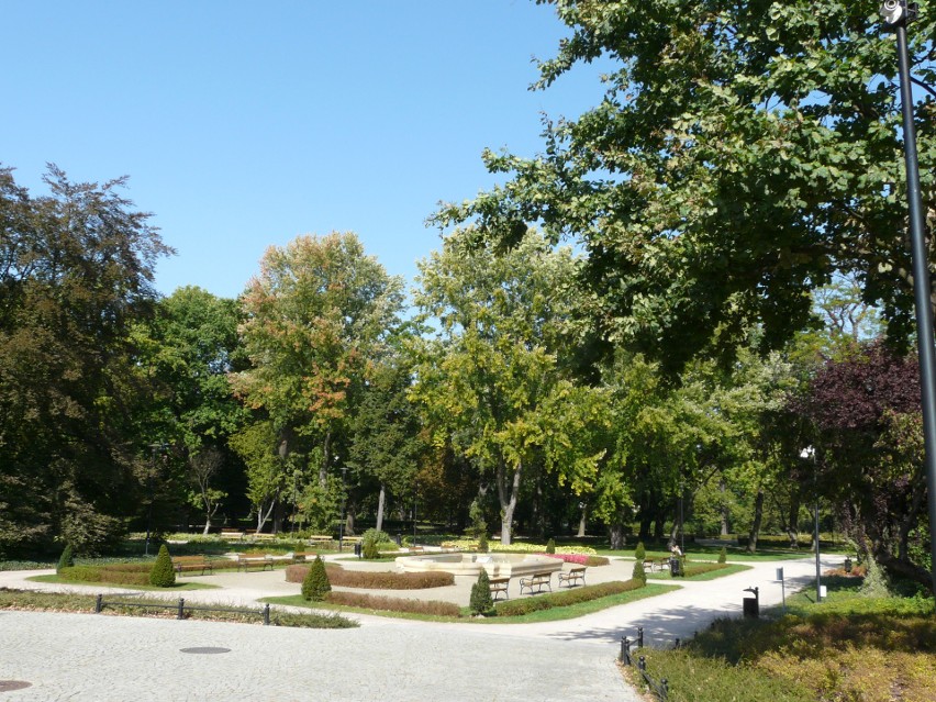 Jesienny park Słowackiego w Pabianicach ZDJĘCIA