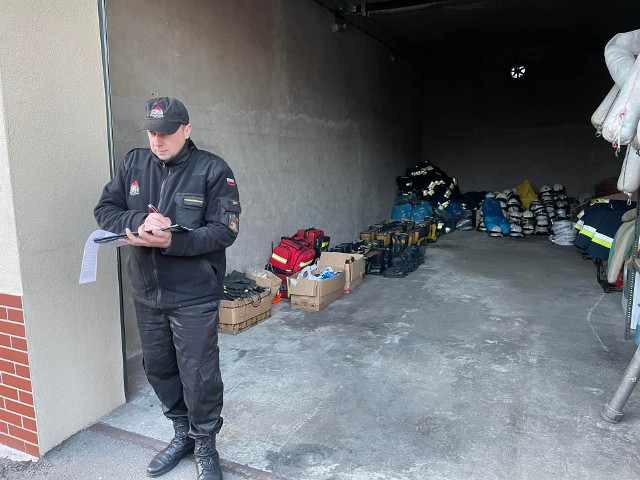 Strażacy z całego powiatu będzińskiego przekazali sprzęt dla kolegów z Ukrainy.Zobacz kolejne zdjęcia/plansze. Przesuwaj zdjęcia w prawo - naciśnij strzałkę lub przycisk NASTĘPNE