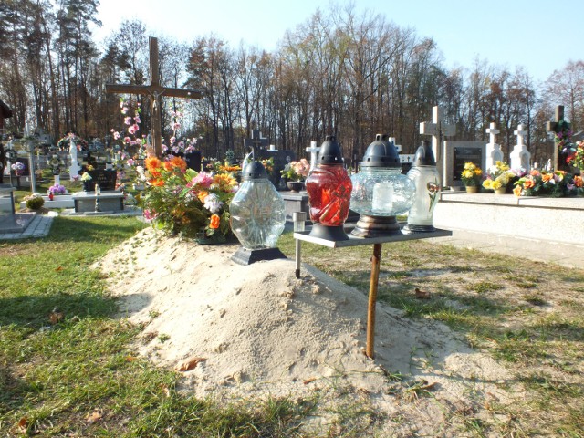 Rodzina zdjęła tabliczkę z grobu na siedliskim cmentarzu