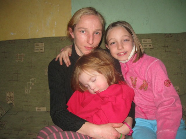 Agnieszce Urbanowicz i jej córkom Magdalenie i Klarze (na zdjęciu nie ma najstarszej Renaty) żyje się ciężko