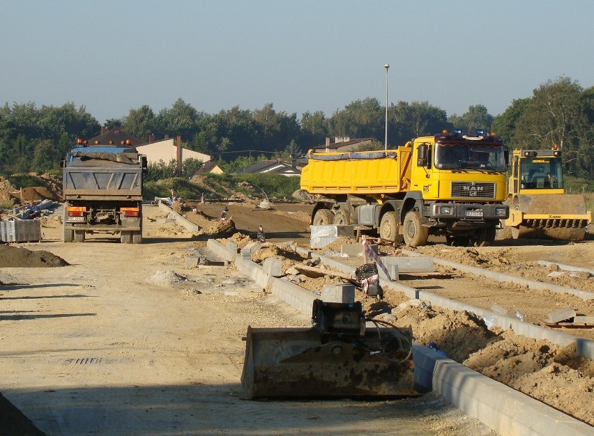 Pełną parą idą roboty na budowie nowej drogi na Starych Stawach w Oświęcimiu