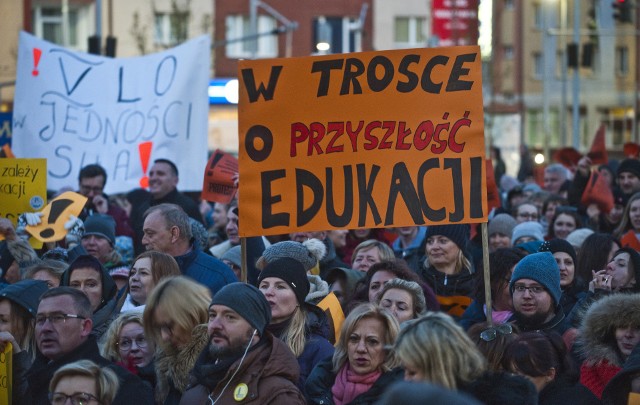 Dziś o godzinie 20, przed koszalińskim ratuszem, zebrał się tłum. Nauczyciele biorący udział w ogólnopolskim strajku spotkali się, aby zaprotestować i wspólnie się zjednoczyć.