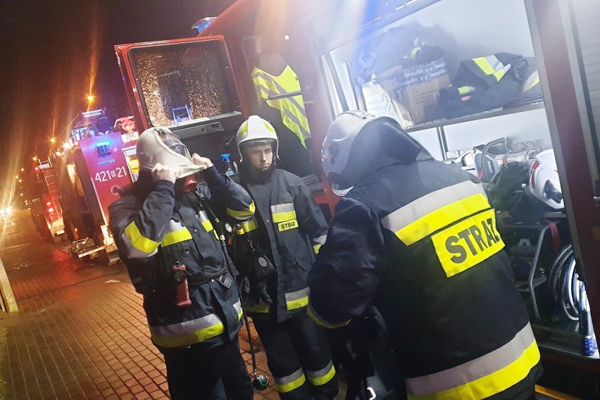 Grajewo. Pożar piwnicy w budynku przy ul. Dąbrowskiego. Strażacy uratowali mienie warte 400 tyś zł [ZDJĘCIA]