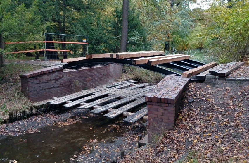 Znany mostek w parku Szczytnickim został rozebrany....