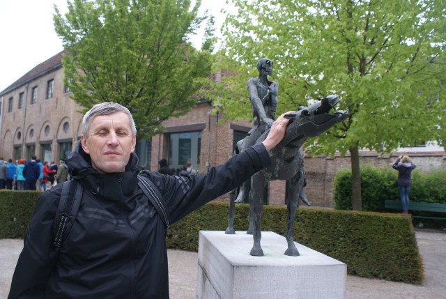 Zdzisław Sobczyk z Daromina przy jednej z rzeźb w Brugii, miasta na północy Belgii. - To piękne miasto - mówił nasz laureat.
