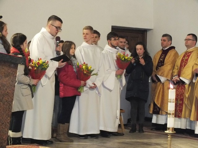 Składają życzenia księżom i wręczają kwiaty dzieci i młodzież ze scholi oraz ministranci