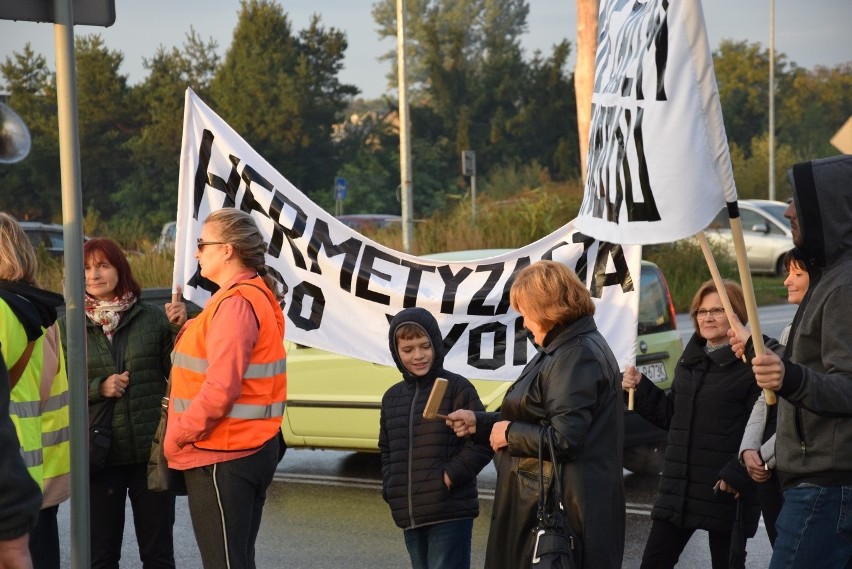 Protest w Skawinie. Dość smrodu - krzyczą mieszkańcy sprzeciwiając się dymiącym kominom i uciążliwemu fetorowi 