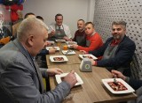 Niezwykłe warsztaty świąteczne w Bistro Wegemania w Kielcach. Znani panowie... lepili uszka i dekorowali pierniki (WIDEO, zdjęcia)