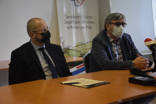 Dyrektor SP ZOZ Jarosław Kończyło i jego zastępca dr Jacek Mazur na konferencji dotyczącej przekształcenia szpitala.