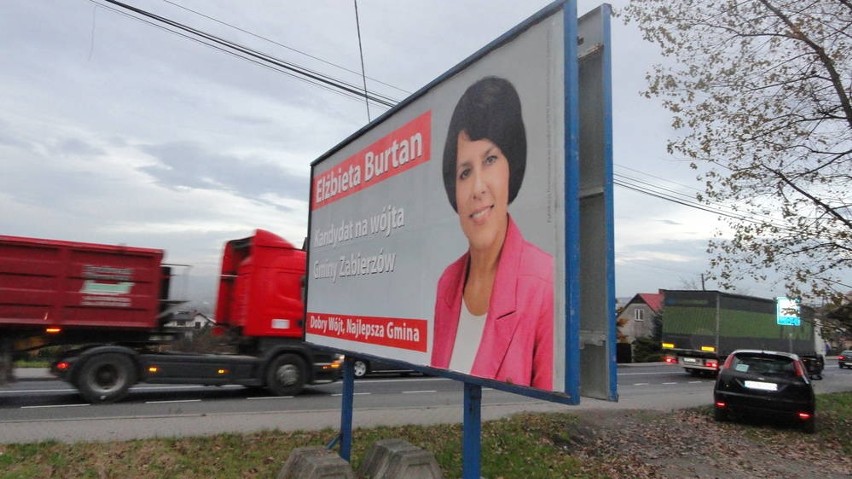 Z największego billboardu w gminie uśmiecha się Elżbieta...