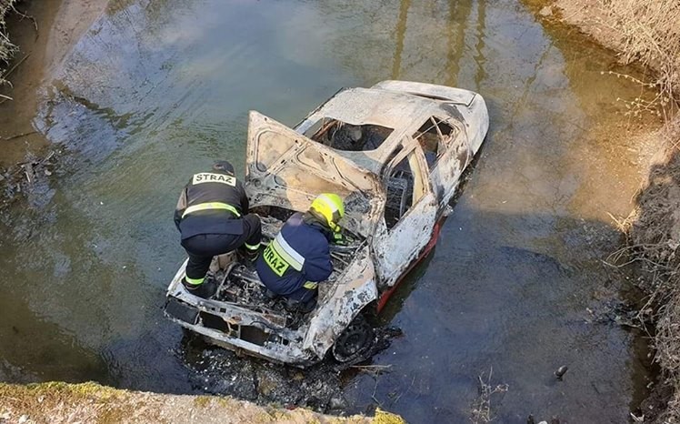 Spalony samochód w rzece. Wcześniej został ukradziony 