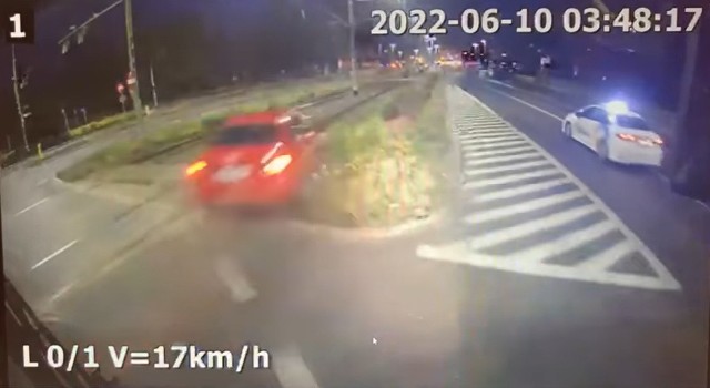 Na filmiku widać, jak samochód osobowy uderza w skręcający w lewo autobus.
