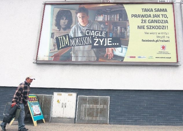 Bilboardy kampanii społecznej "Naiwni&#8221; do końca czerwca w Szczecinie i regionie informować będą o szkodliwości marihuany.