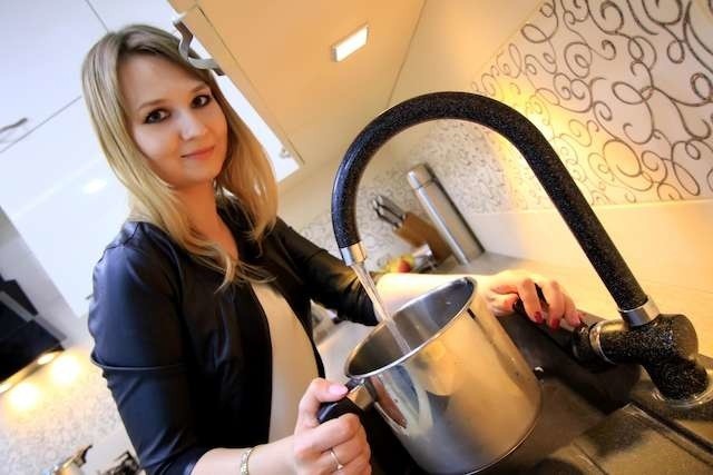 Wodę wlać do garnka, a potem podgrzać na kuchence - taki sposób radzenia sobie bez ciepłej wody wybrała Monika Jenczewska (na zdjęciu)
