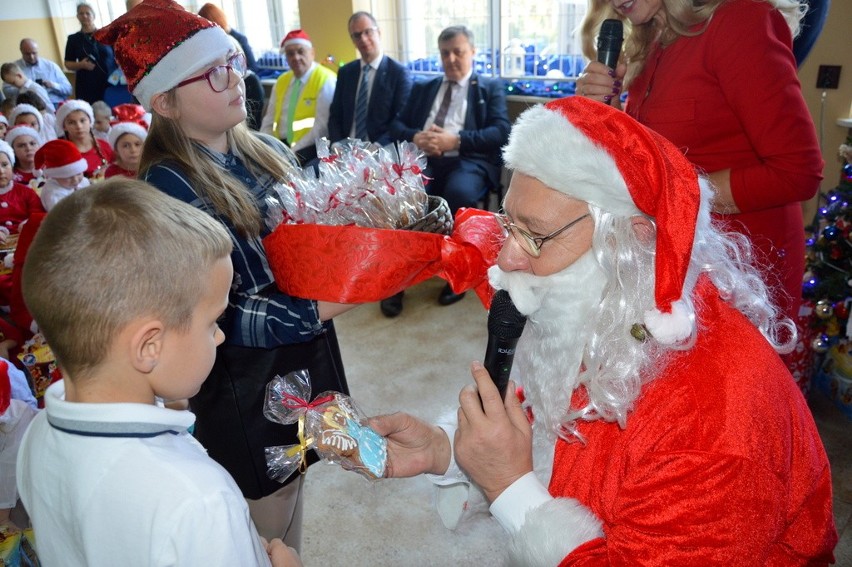 Św. Mikołaj z Ukrainy odwiedził dzieci z SP w Krównikach. W...