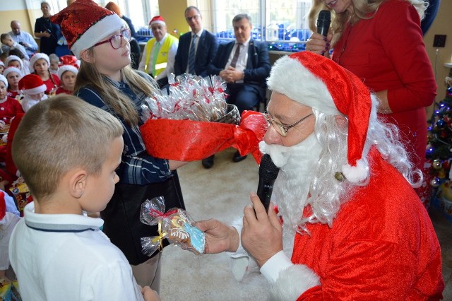 Św. Mikołaj z Ukrainy odwiedził dzieci z SP w Krównikach. W spotkaniu brały udział również dzieci z SP w Hermanowicach. Wizyta to efekt wieloletniej współpracy polskich i ukraińskich społeczników, działających na rzecz przywrócenia kursów kolejowych na linii 102. W poprzednich latach Mikołaj z Polski odwiedzał dzieci na Ukrainie. W tym roku ok. 20 grudnia również się tam pojawi, w Nowym Mieście.