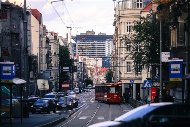 Widok na północ z ulicy Kościuszki, skrzyżowanie z Ligonia we wrześniu 2020. Zamyka go najwyższy budynek Katowic w budowie