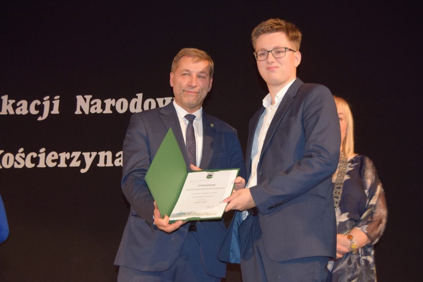 Stypendia burmistrza Kościerzyny dla najzdolniejszych uczniów i studentów. Nagrodzono też nauczycieli