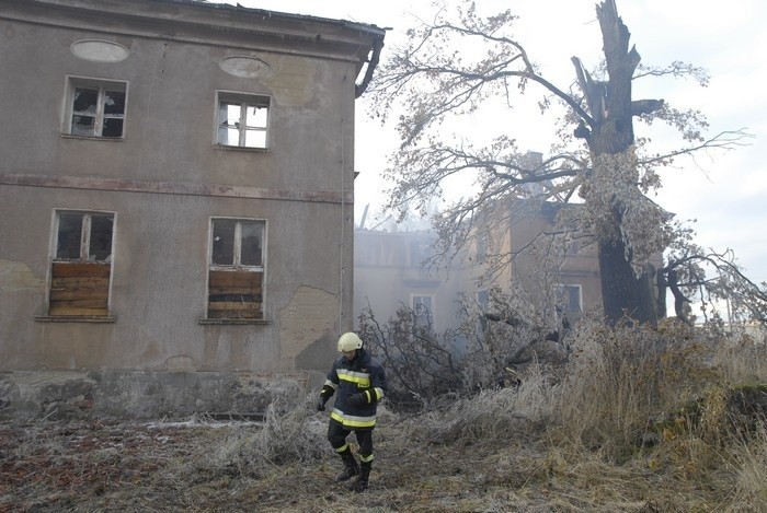 Pozar wybuchl po godz. 1 . Na miejsce szybko wezwano 6...