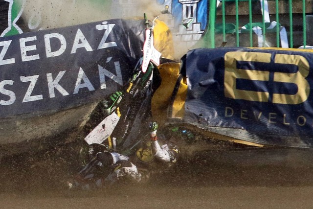 Stelmet Falubaz Zielona Góra wygrał 54:36 ze SpeedCar Motorem Lublin w pierwszym spotkaniu 5. kolejki PGE Ekstraligi. Podczas zawodów nie zabrakło groźnego wypadku z udziałem Patryka Dudka. Na szczęście skończyło się jednak tylko na strachu, a poobijany żużlowiec kontynuował udział w meczu.Wyniki (za WP SportoweFakty):Stelmet Falubaz Zielona Góra - 54 pkt9. Nicki Pedersen - 13+1 (3,3,3,2,2*)10. Michael Jepsen Jensen - 9+4 (1,2*,2*,2*,2*)11. Piotr Protasiewicz - 11 (1,3,1,3,3)12. Patryk Dudek - 4+1 (w,0,3,1*)13. Martin Vaculik - 14 (3,3,2,3,3)14. Damian Pawliczak - 0 (0,0,0)15. Norbert Krakowiak - 3 (1,1,1)16. Mateusz Tonder - nie startowałSpeed Car Motor Lublin - 36 pkt1. Paweł Miesiąc - 9 (2,2,3,2,0)2. Andreas Jonsson - 1+1 (0,1*,w,-)3. Dawid Lampart - 5+2 (2*,1*,0,1,1)4. Robert Lambert - 6 (3,2,1,0,0)5. Mikkel Michelsen - 9 (2,1,2,0,3,1)6. Wiktor Lampart - 3+2 (2*,0,1*)7. Wiktor Trofimow jr - 3 (3,0,0)POLUB NAS NA FACEBOOKU Nie wiesz, jak skorzystać z PLUSA? Kliknij TUTAJ;nf, a dowiesz się więcej![lista][*] Co dostanę w ramach abonamentu?;nf[*] Dlaczego mam płacić za treści w sieci?;nf[*] Najczęstsze pytania;nf[/lista]