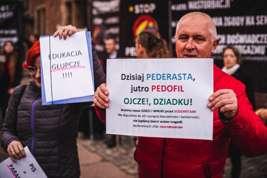 Gdański protest "przeciwko zakazaniu edukacji seksualnej"...